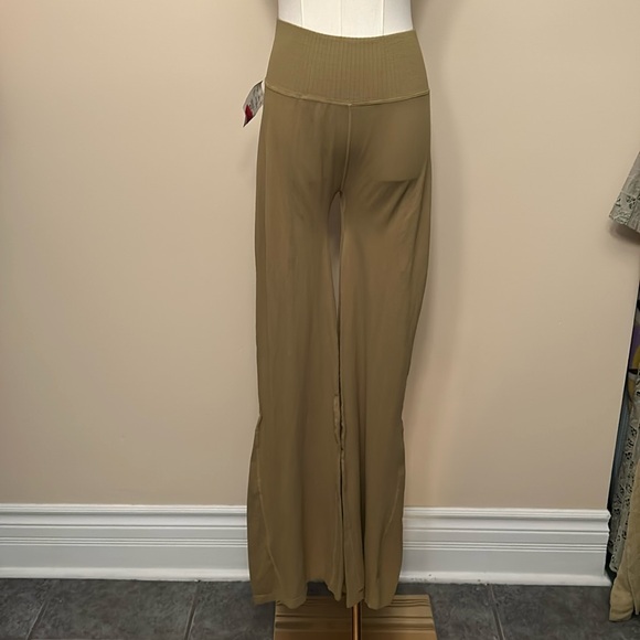 FP MOVEMENT x FREE PEOPLE sage green activewear pants size medium/large - Picture 2 of 8